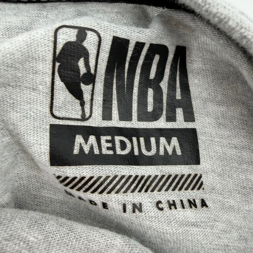 NBA Graphic T-Shirt Mens Medium‎ Gray Flaming Basketball Logo Short Sleeve Tee